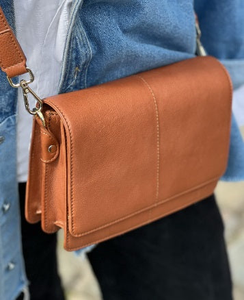 TREATS - Carrie Lavish Cognac veski