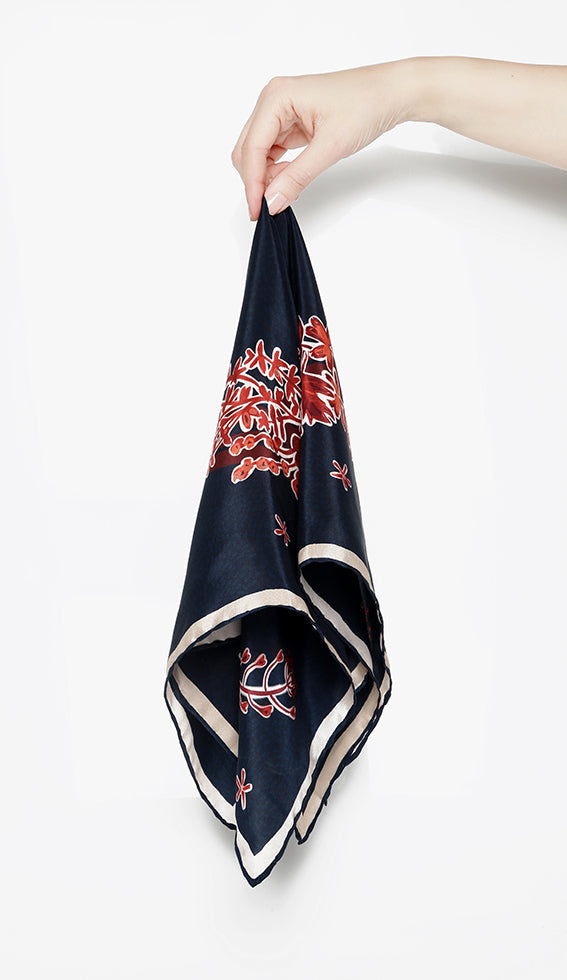 LJÓNSLAPPI SILK SCARF