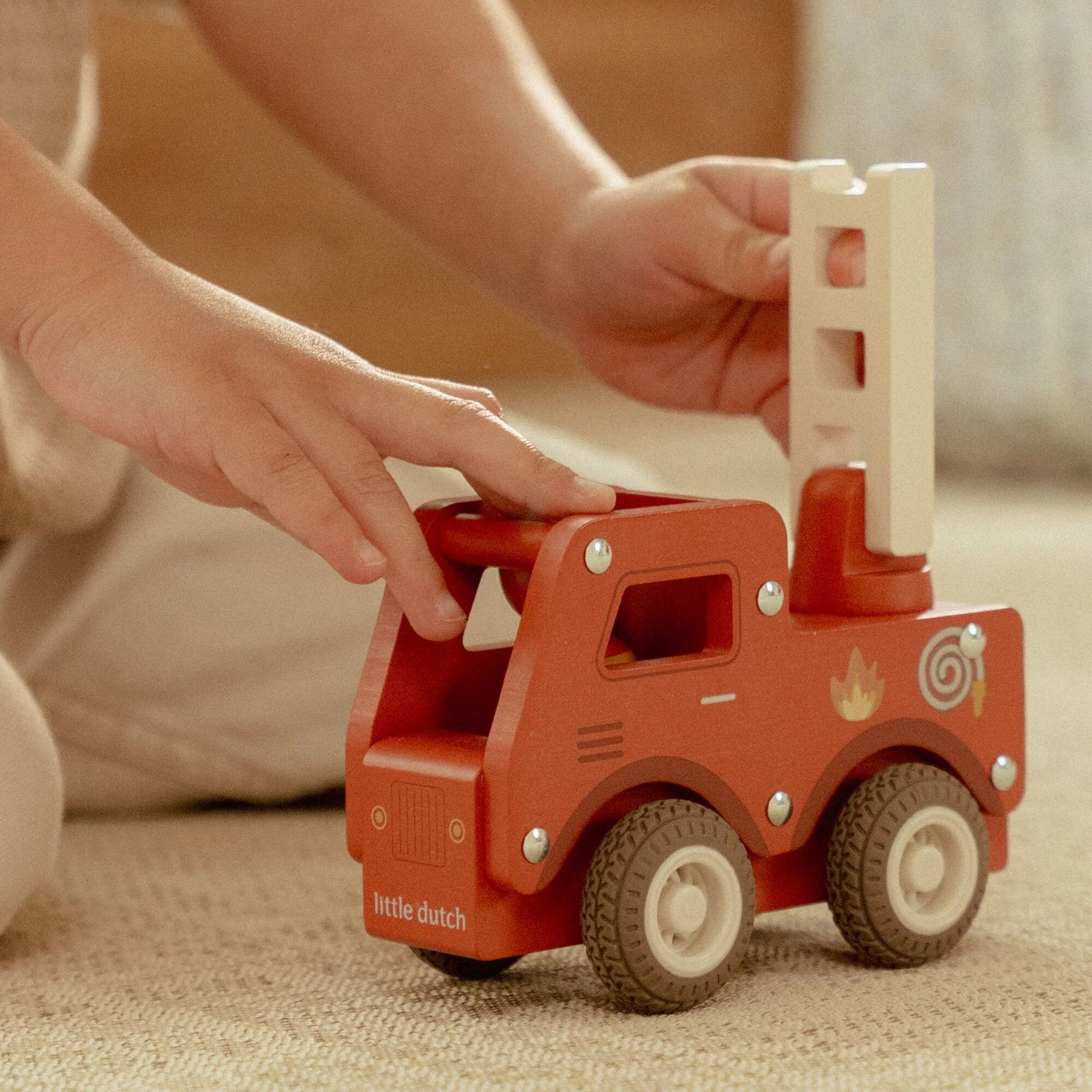 Lítill slökkvibíll + karl