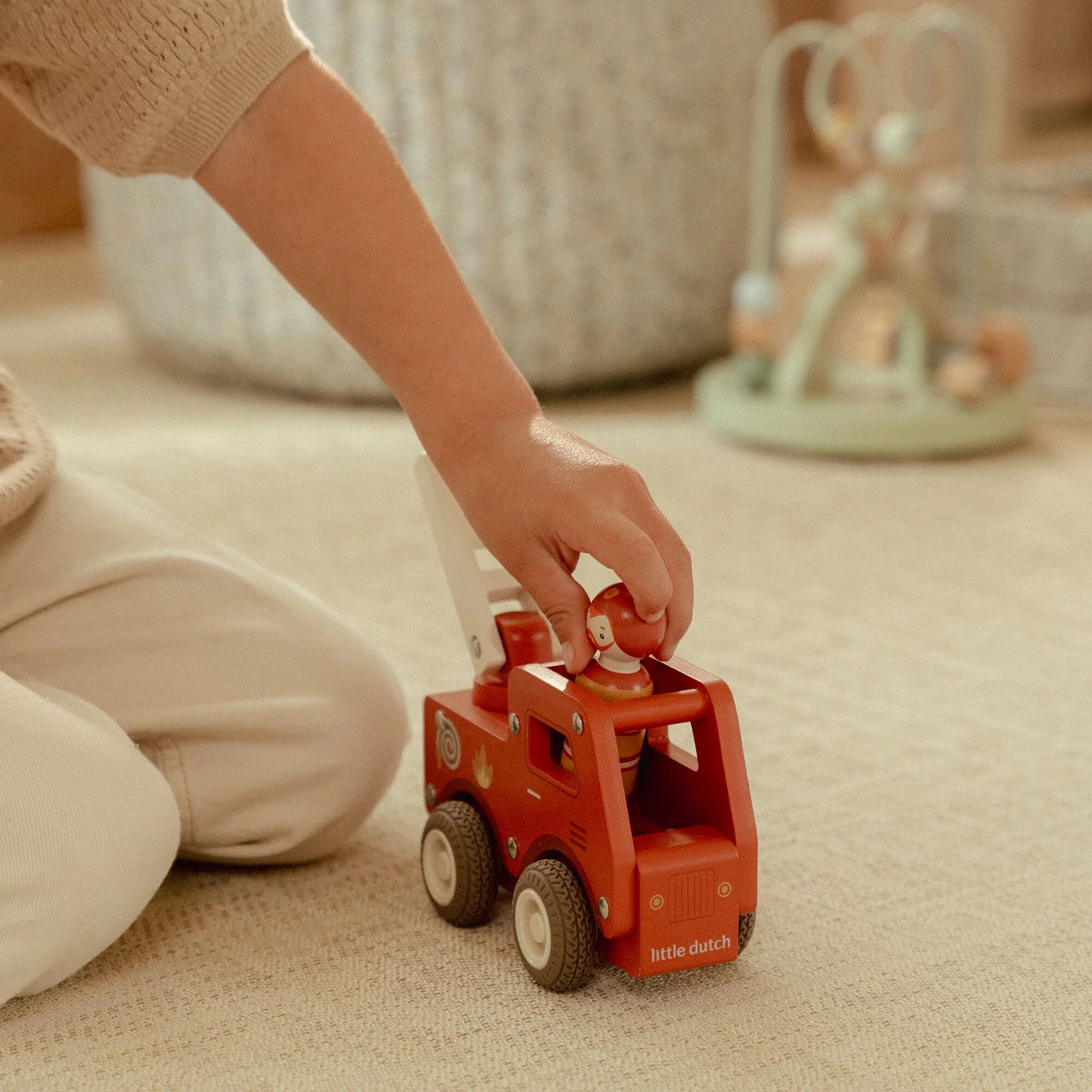 Lítill slökkvibíll + karl