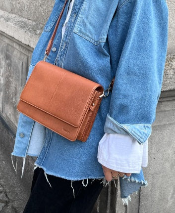 TREATS - Carrie Lavish Cognac veski