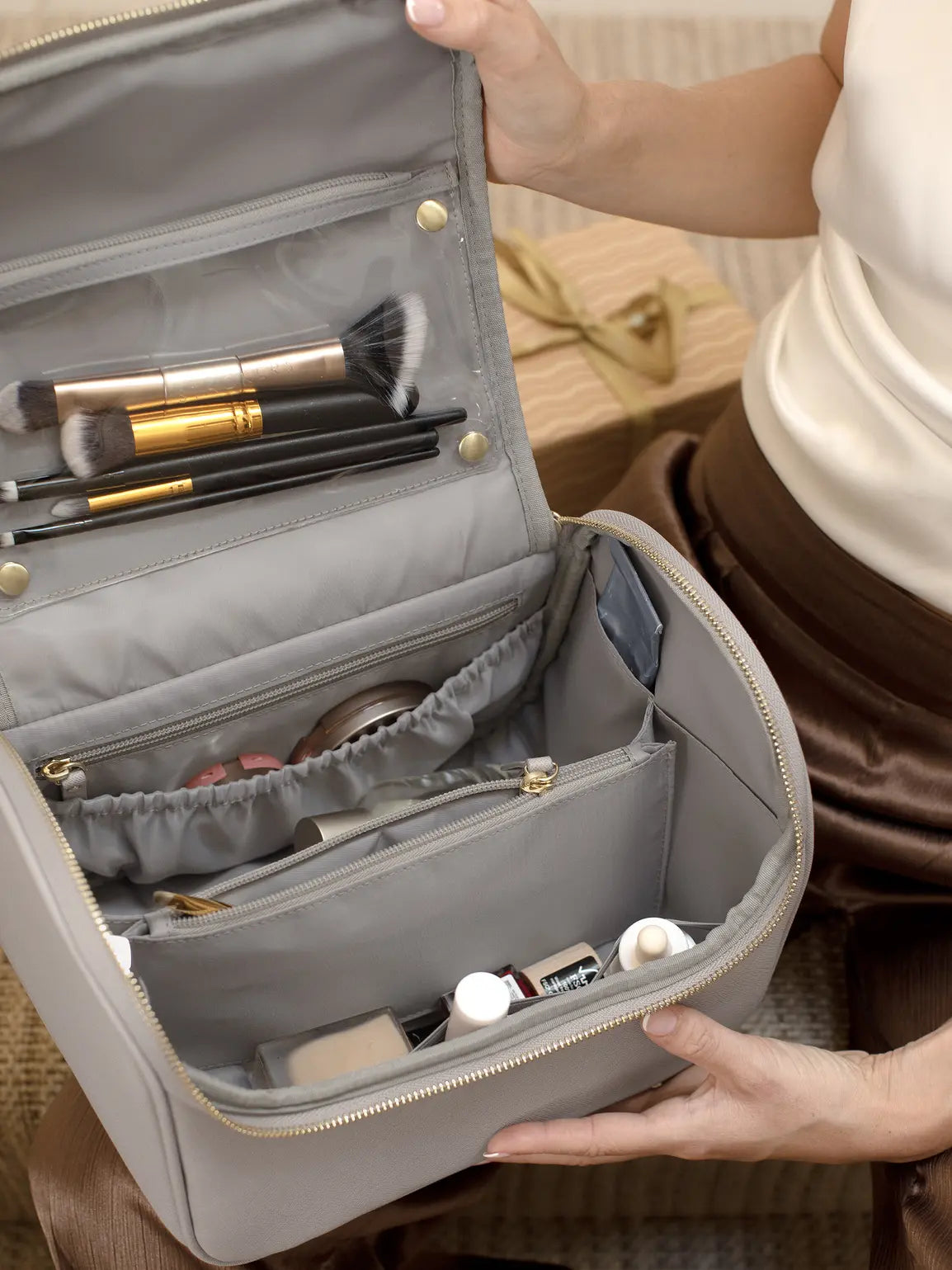 Snyrtitaska - Taupe stór